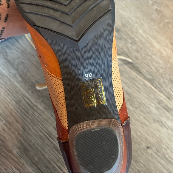 L’Artiste Vintage Inspired Heels - Picture 4 of 4